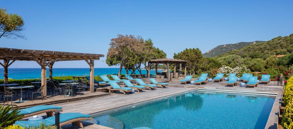 Piscine de l'Hôtel Ruesco face à la mer