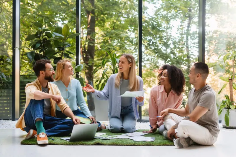 Équipe réunie dans un espace verdoyant